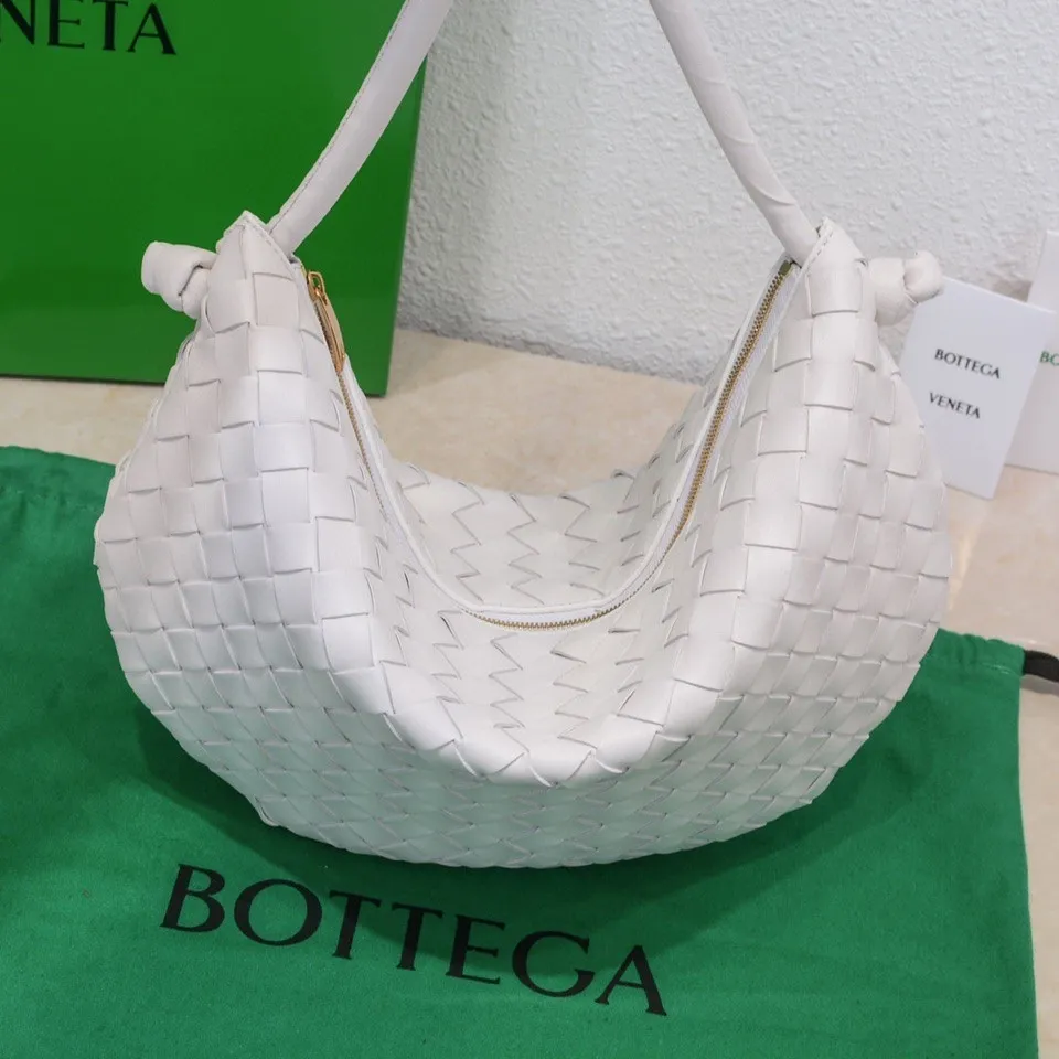 Batch 1260 BV has released a new product. TURN # Recommended new popular style is still the classic woven logo that we can recognize at a glance. It is really a unique style that is familiar and unfamiliar! Made of sheepskin woven with beautiful gold beads on the shoulder straps for free adjustment. When in use, you can switch between the shoulder and handle bag at will. It has a concave and convex shape anytime and anywhere. It is a practical king with a unique personality. With the right color combination, it can be sweet or salty. It is full of style. Summer catwalk style is beautiful. Pull it out quickly. Size: 40*3*24, model: 6699-3#